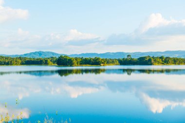 Mae Tam rezervuarının manzara görüntüsü, Tayland.
