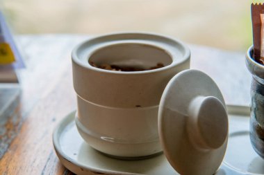 Kapaklı modern seramik kavanoz, Tayland.