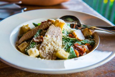 Peynirli Sezar salatası, Tayland.