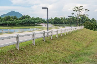 Bisiklet yolu olan yeşil çimenlik alan, Tayland.