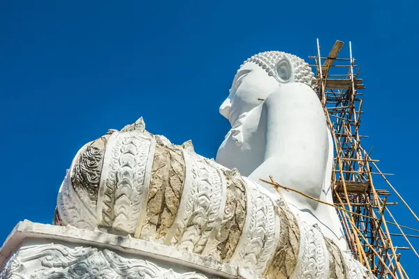 stock image White buddha statue under construction at Phra That Maeyen temple, Thailand.