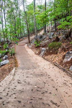 Tayland dağında beton yol.