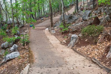 Tayland dağında beton yol.