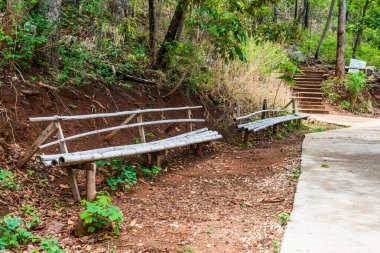 Yürüme yolunun yanındaki basit bambu bank, Tayland.