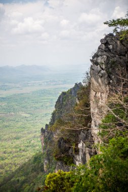 Tayland 'ın Lampang bölgesindeki ağaçlar, mağaralar ve Pan şehri.