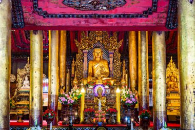 Tayland 'daki Nantaram tapınağındaki eski Buda heykeli..