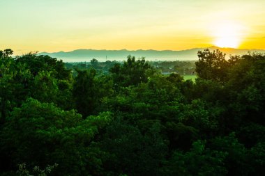 Sabah vakti dağ manzarası, Tayland.