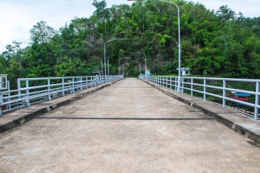 Kio Lom barajında beton yol, Tayland