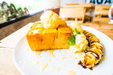 Dondurma ve beyaz tabak, Tayland