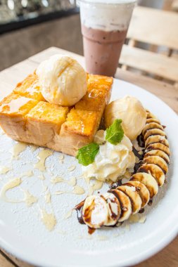 Dondurma ve beyaz tabak, Tayland