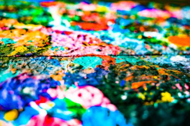 Masanın üzerinde çok renkli su akrilik boya var.