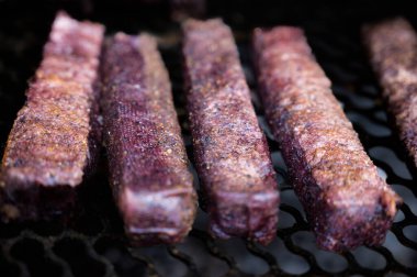 Izgara rafında susamlı siyah pirinç atıştırmalıkları.,