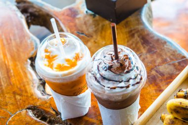 Plastik Bardakta buzlu sütlü çay ve buzlu kakao, Tayland.