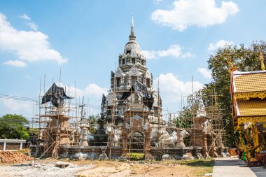 Tadilat altındaki antik pagoda, Tayland.