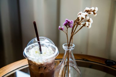 Plastik bardakta buzlu kakao, Tayland.