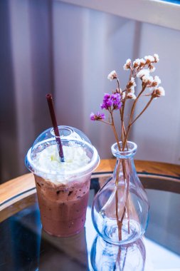 Plastik bardakta buzlu kakao, Tayland.