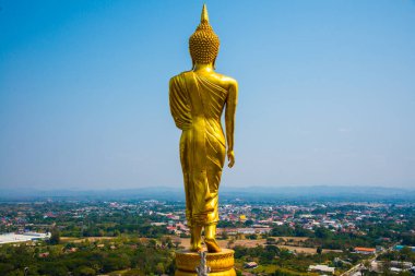 Phra 'da yürüyen altın Buda heykeli. Khao Noi tapınağı, Tayland.