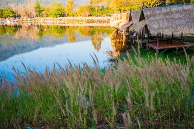 Tayland 'ın Chiangmai ilindeki Huay Tueng Tao gölünün manzara manzarası.