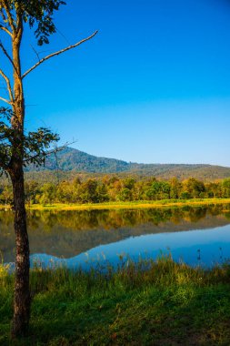 Tayland 'ın Chiangmai ilindeki Huay Tueng Tao gölünün manzara manzarası.