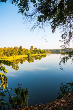 Tayland 'ın Chiangmai ilindeki Huay Tueng Tao gölünün manzara manzarası.