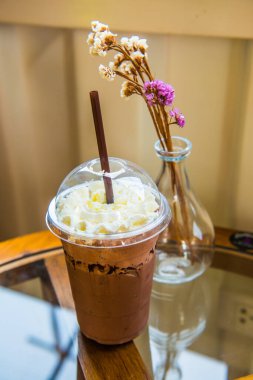 Plastik bardakta buzlu kakao, Tayland.