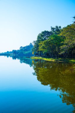 Tayland 'ın Chiangmai ilindeki Huay Tueng Tao gölünün manzara manzarası.