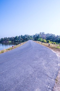 Chiangmai, Tayland 'da Huay Tueng Tao Gölü' nün yanındaki yol..