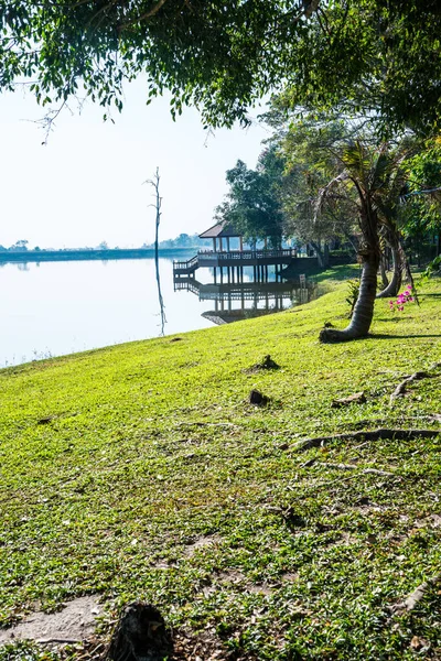 Tayland 'ın Chiangmai ilindeki Huay Tueng Tao gölünün manzara manzarası.