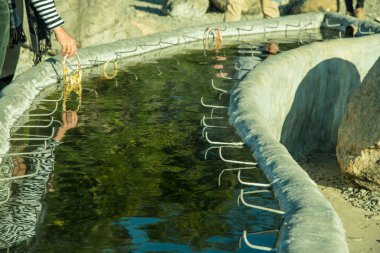Tayland 'daki Sankamphaeng kaplıcalarından gelen sıcak su..