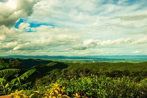 Phayao City, Tayland ile Kwan Phayao Gölü.