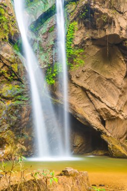 Tayland 'ın Chiangmai ilinde Mork Fa şelalesi.