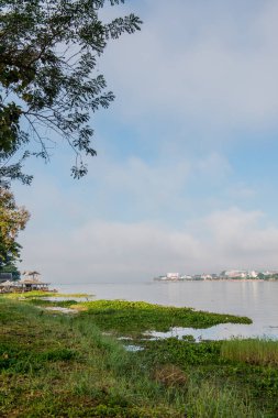 Tayland 'da kış mevsiminde Phayao Gölü' nün yanındaki şehir..