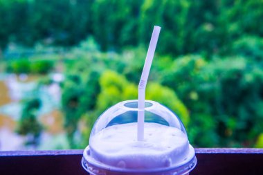 Sofrada plastik bardakta buzlu kahve, Tayland..