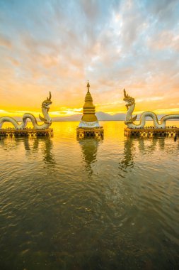 Beyaz Naga heykeli Kwan Phayao, Tayland 'da.