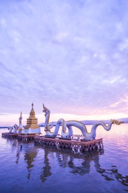 Beyaz Naga heykeli Kwan Phayao, Tayland 'da.