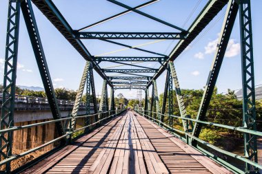 Mae Hong Son bölgesindeki anıt köprü, Tayland.