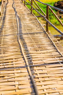 Tayland 'da bambu köprüsü döşemesi.