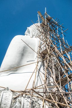 Beyaz Buda heykeli, Tayland 'daki Phra Maeyen tapınağında yapım aşamasında..