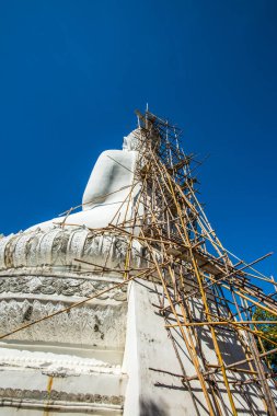 Beyaz Buda heykeli, Tayland 'daki Phra Maeyen tapınağında yapım aşamasında..