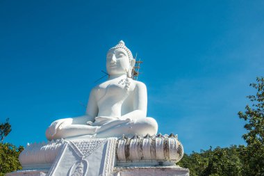 Beyaz Buda heykeli, Tayland 'daki Phra Maeyen tapınağında yapım aşamasında..