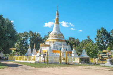 Güzel beyaz pagoda adlı Luang Tapınak, Tayland.