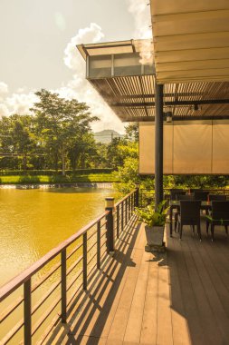 Tayland 'ın Chiang Rai şehrinde göllü teras..