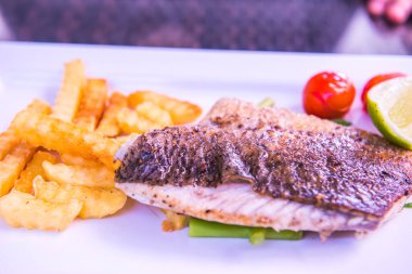 Tayland 'da beyaz tabakta balık bifteği.