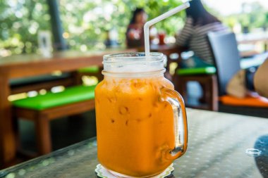 Modern Cam, Tayland 'da Buzlu Süt Çayı.