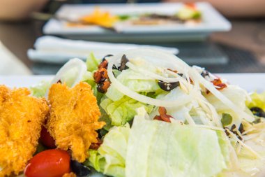 Kızarmış balıklı sebze salatası, Tayland.