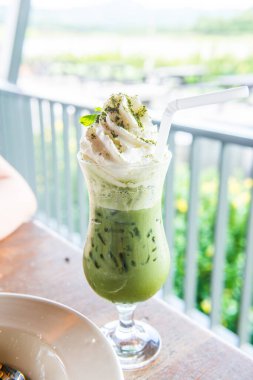 Krem şantili buzlu yeşil çay, Tayland.