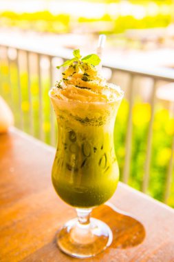 Krem şantili buzlu yeşil çay, Tayland.