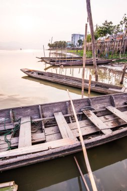 Tayland usulü gölde bir tekne, Tayland