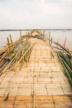 Tayland 'da, gölde Bambu Köprüsü