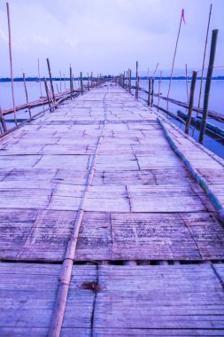 Tayland 'da, gölde Bambu Köprüsü
